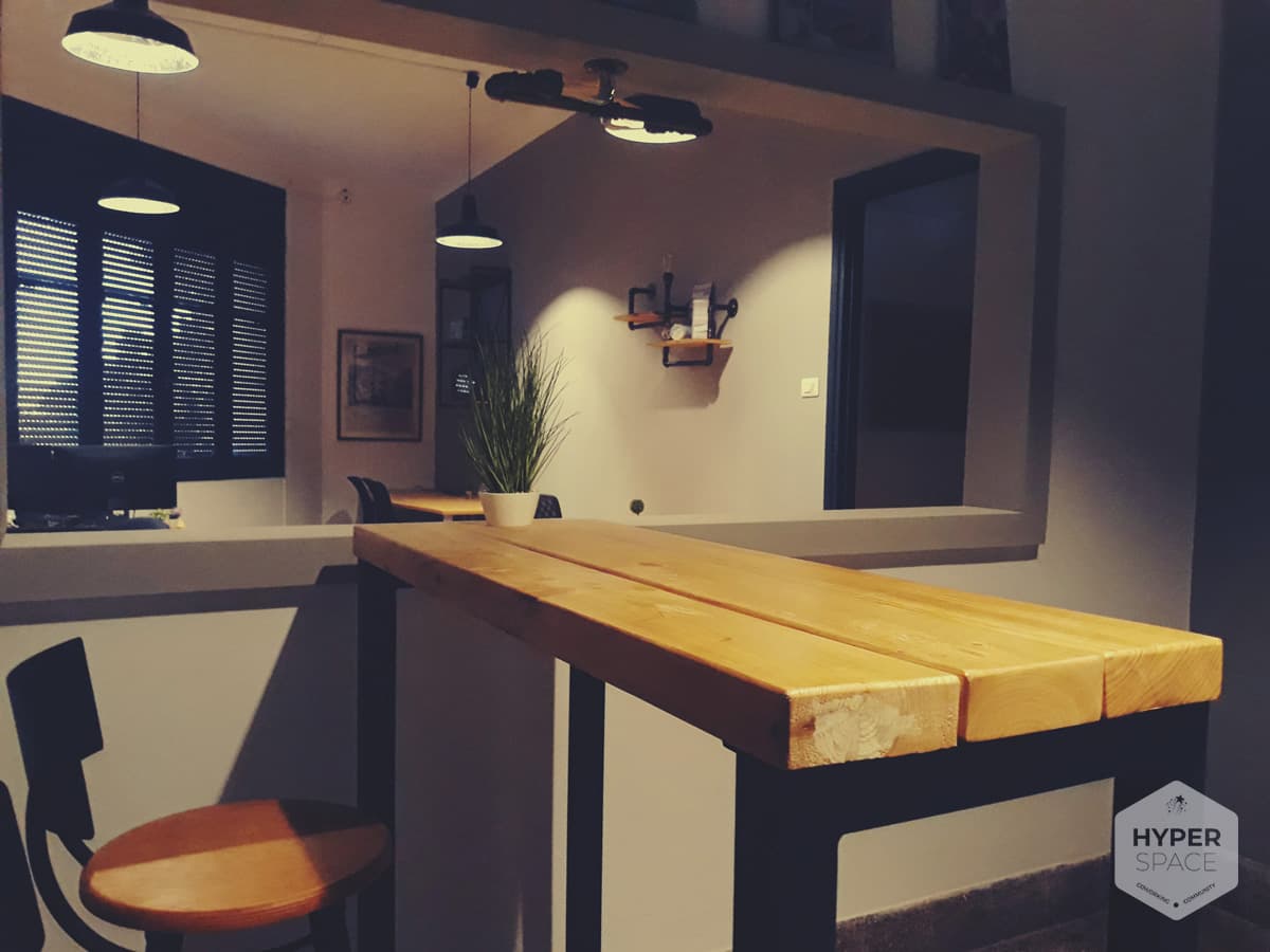 L'espace de coworking Hyperspace à Bizerte, chaleureux et convivial.